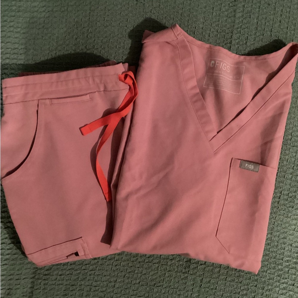 Figs Limited release color chalk pink size M